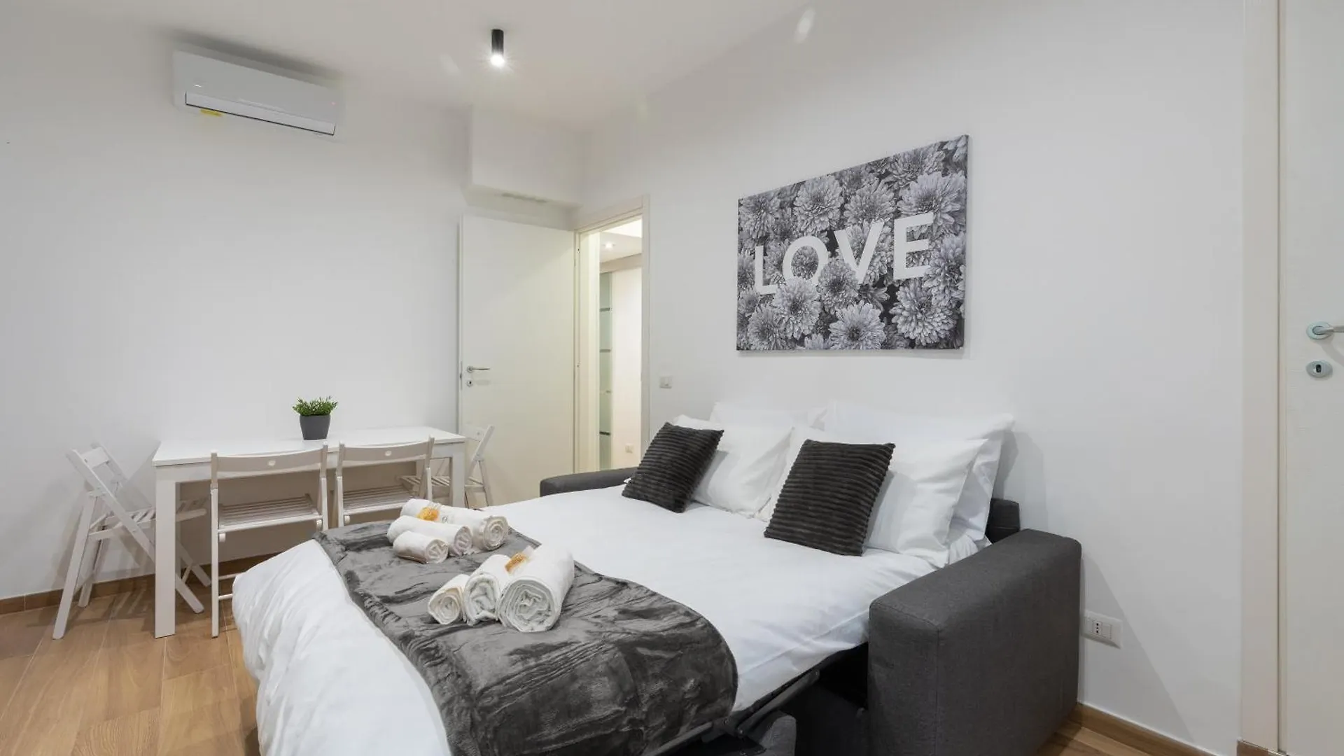 {10 Minutes From Centre} Free Wi-Fi & Netflix Apartment 0*, Rome