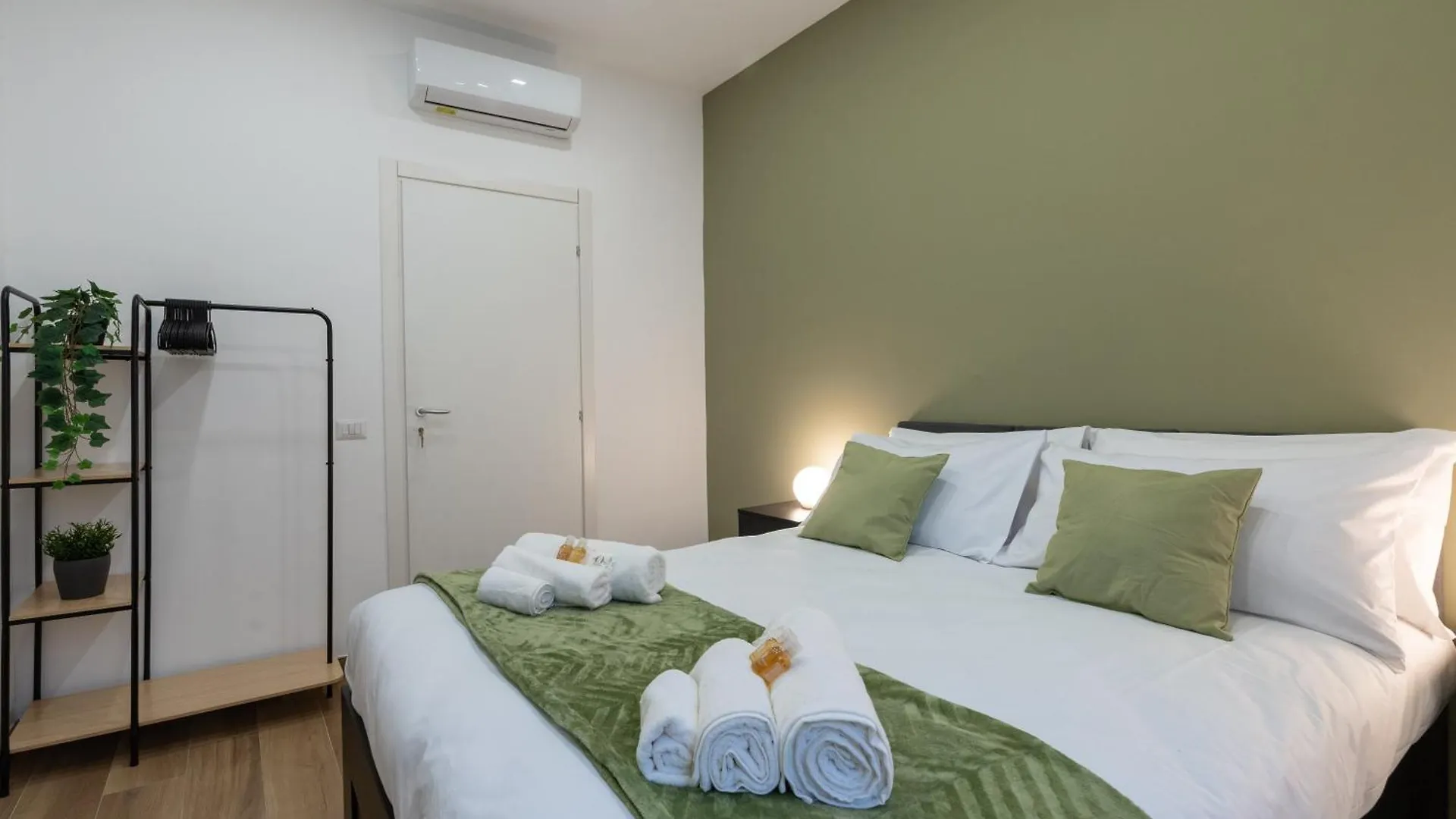 {10 Minutes From Centre} Free Wi-Fi & Netflix Apartment Italy