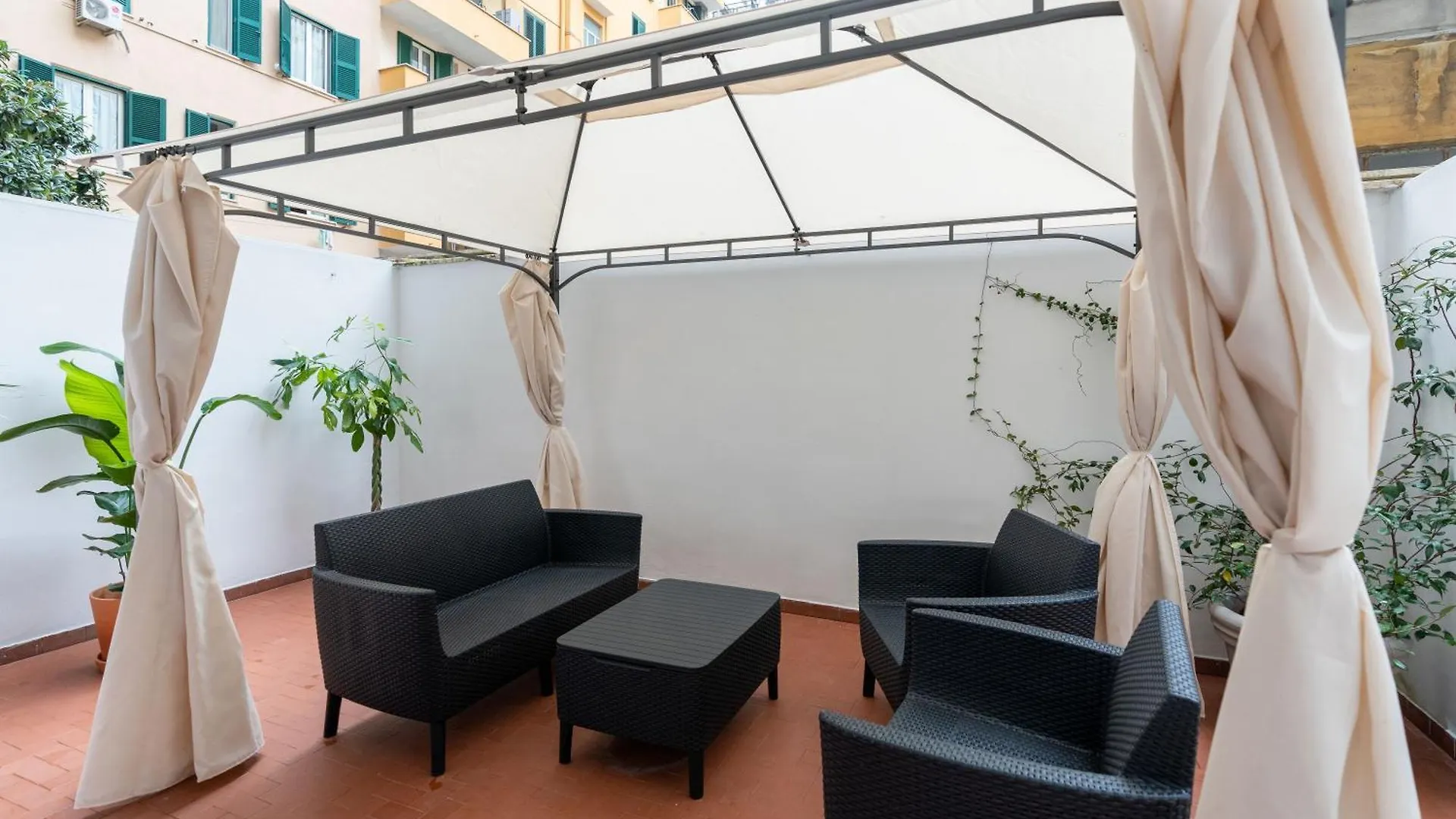 {10 Minutes From Centre} Free Wi-Fi & Netflix Apartment 0*, Rome Italy