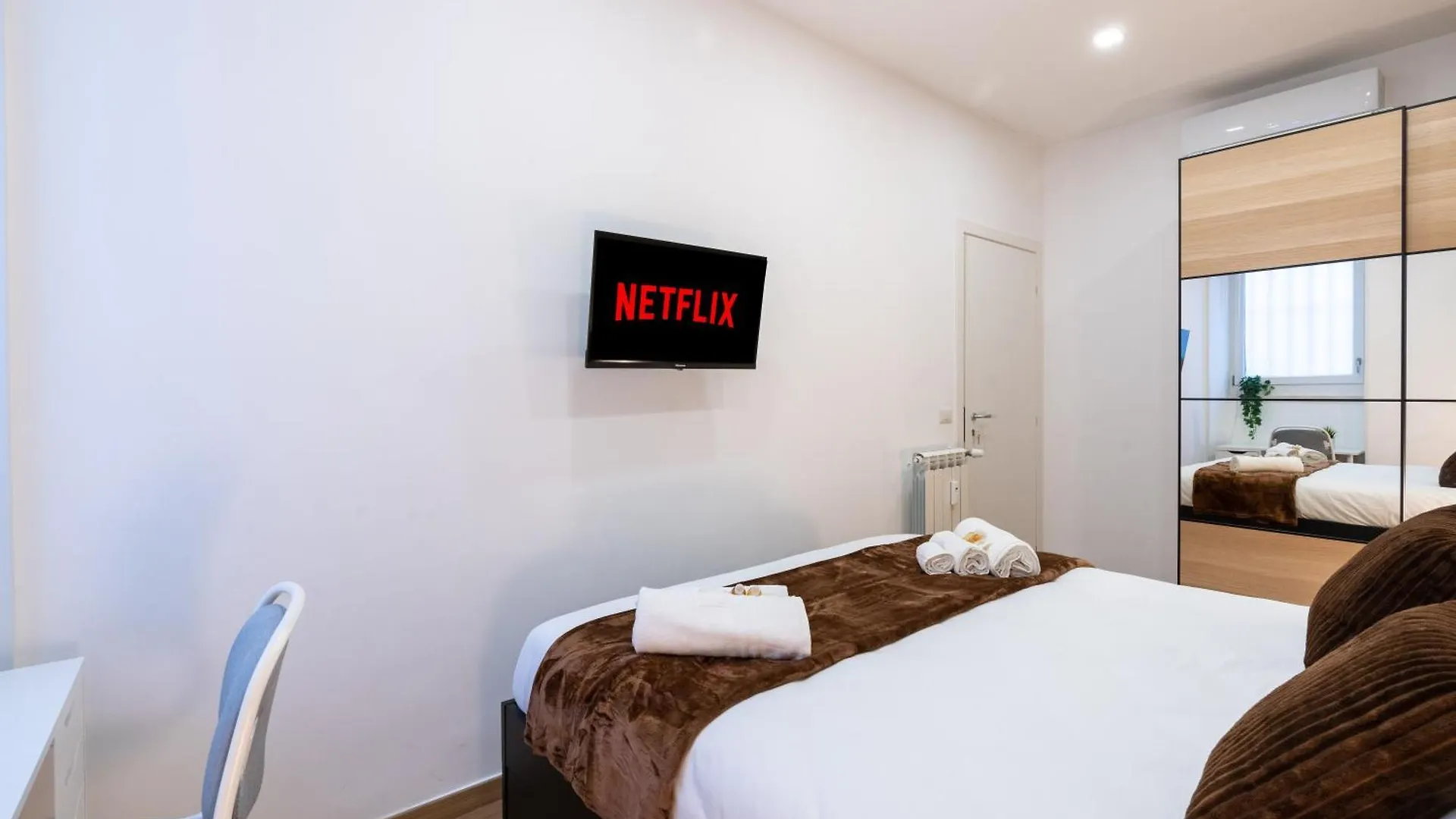 {10 Minutes From Centre} Free Wi-Fi & Netflix Apartment Italy